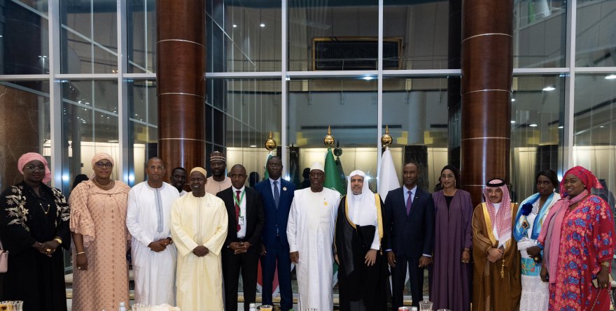 M. Macky Sall, Président de la République du Sénégal, a visité le bureau de la Ligue islamique mondiale . qui l'accompagnait ont été accueillis par cheikh Mohammed Al-Issa