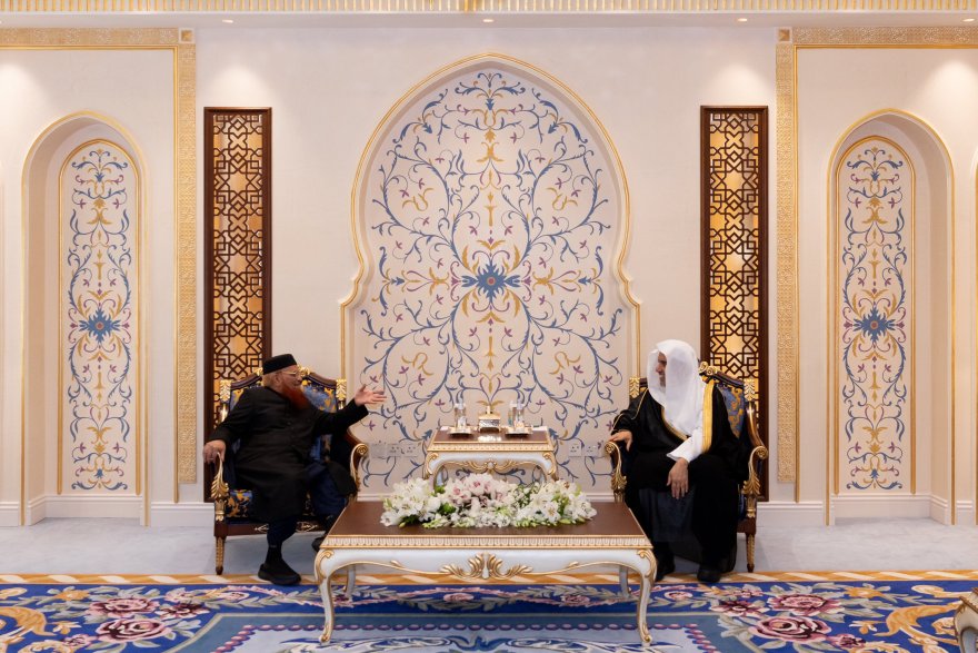 استقبل معالي الأمين العام، رئيس هيئة علماء المسلمين، فضيلة الشيخ د. محمد العيسى  في مكتبه بمكة المكرمة سماحة المفتي بجمهورية باكستان الإسلامية، الشيخ الدكتور محمد تقي العثماني