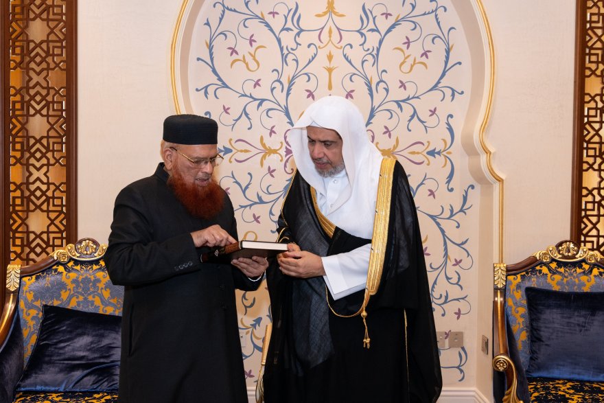 استقبل معالي الأمين العام، رئيس هيئة علماء المسلمين، فضيلة الشيخ د. محمد العيسى  في مكتبه بمكة المكرمة سماحة المفتي بجمهورية باكستان الإسلامية، الشيخ الدكتور محمد تقي العثماني
