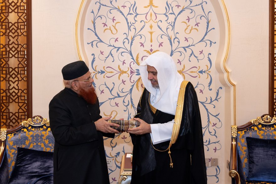 استقبل معالي الأمين العام، رئيس هيئة علماء المسلمين، فضيلة الشيخ د. محمد العيسى  في مكتبه بمكة المكرمة سماحة المفتي بجمهورية باكستان الإسلامية، الشيخ الدكتور محمد تقي العثماني