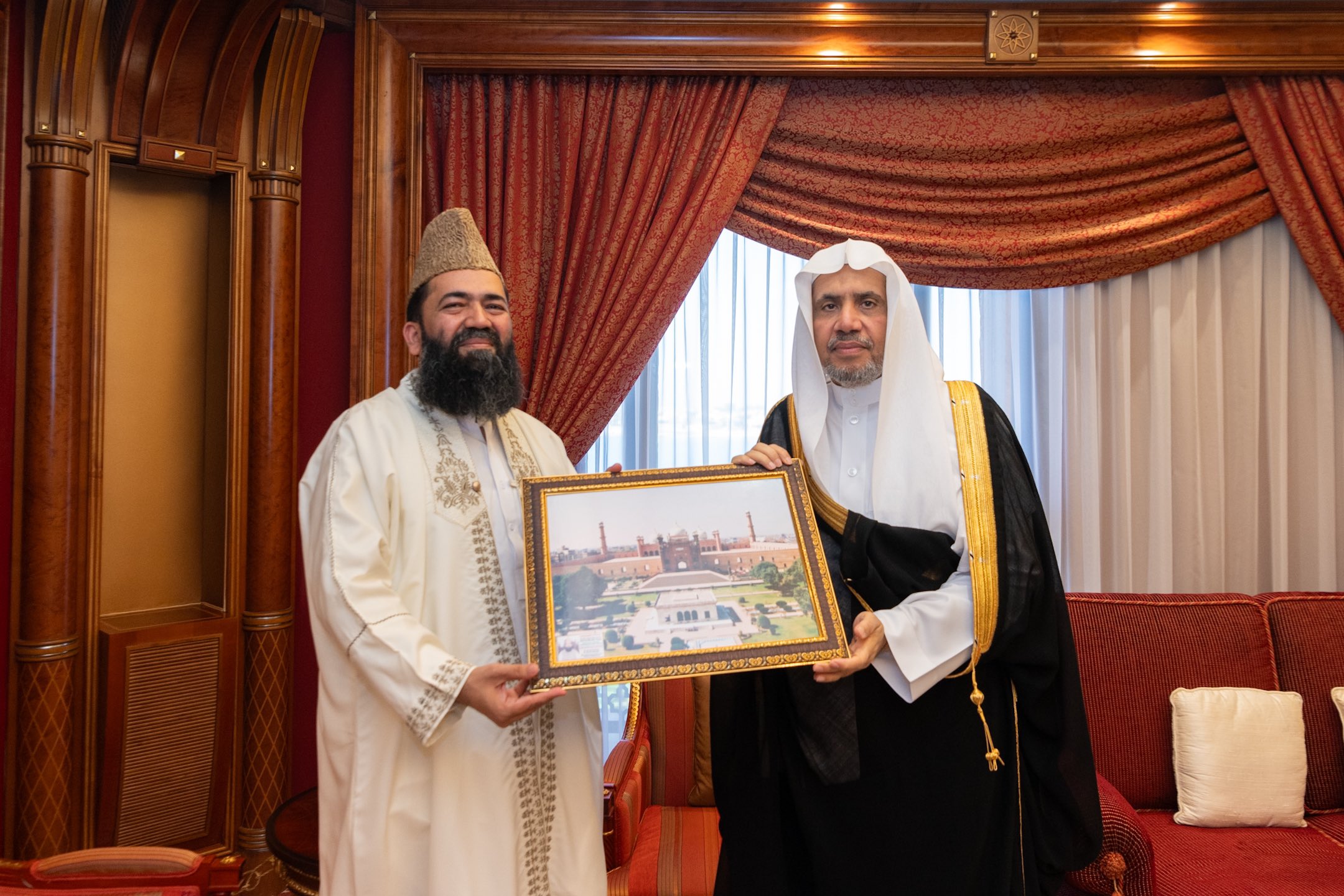 ‏التقى معالي الأمين العام،  الشيخ د. محمد العيسى‬⁩ في مكتبه، فضيلة كبير الأئمة رئيس منظمة أئمة ومجلس علماء باكستان وإمام وخطيب الجامع الملكي بلاهور، الشيخ محمد عبدالخبير آزاد.