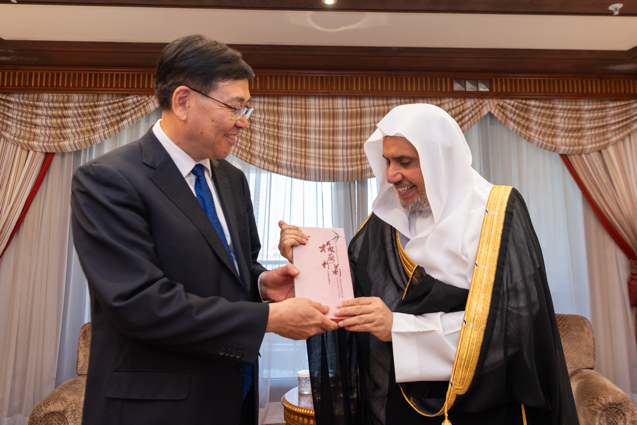 التقى معالي الأمين العام، رئيس هيئة علماء المسلمين، فضيلة الشيخ د. ⁧‫محمد العيسى‬⁩‬⁩ ، معالي رئيس الهيئة الوطنية للشؤون الدينية في جمهورية الصين، السيد الوزير تشين رويفنغ