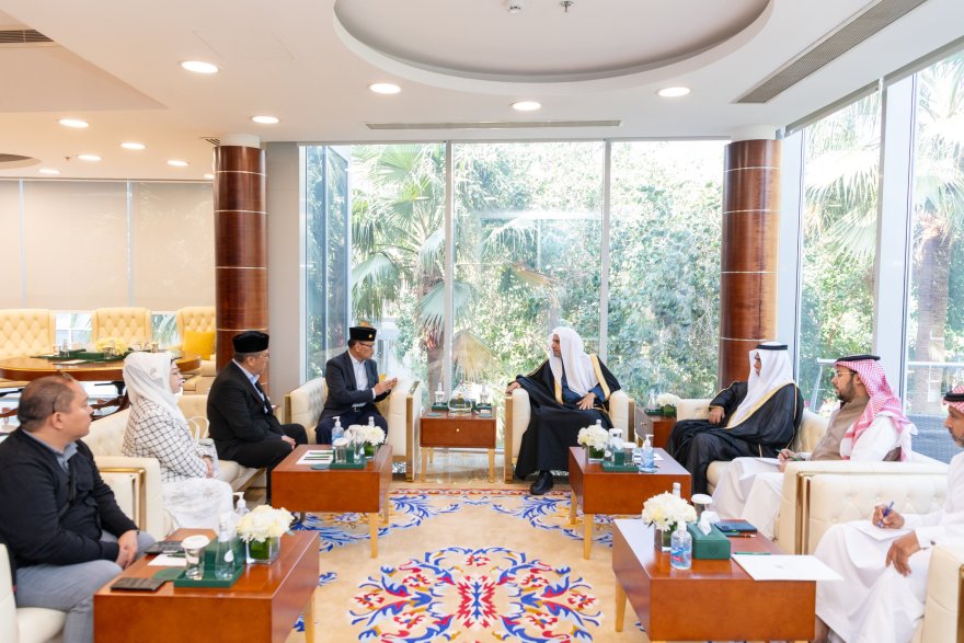 معالي الأمين العام،فضيلة الشيخ د. محمد العيسى‬⁩، يلتقي في مقرِّ الرابطة الفرعي بالرياض، معاليَ الأمين العام، الرئيس التنفيذي للمفوضية الوطنية لشؤون مسلمي الفلبين