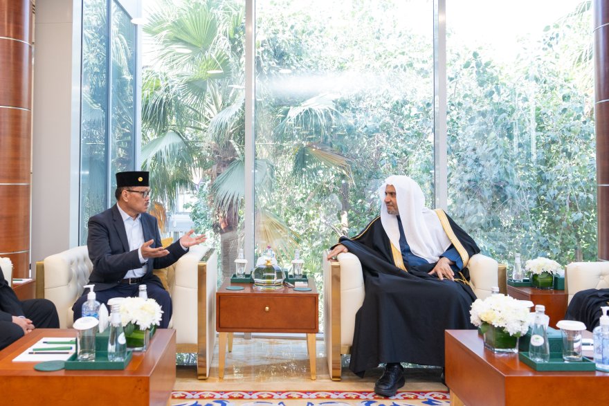 His Excellency Sheikh Dr. Mohammed Al-Issa, Secretary-General of the MWL, met with His Excellency Mr. Guiling A. Mamondiong, Secretary of the National Commission on Muslim Filipinos