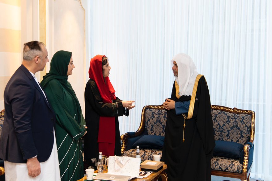 ‏استقبل معالي الأمين العام،  فضيلة الشيخ د.⁧‫محمد العيسى‬⁩ ‬⁩ ، في مكتبه ظهر اليوم، معالي عمدة مانشستر بالمملكة المتحدة، السيدة ياسمين دار