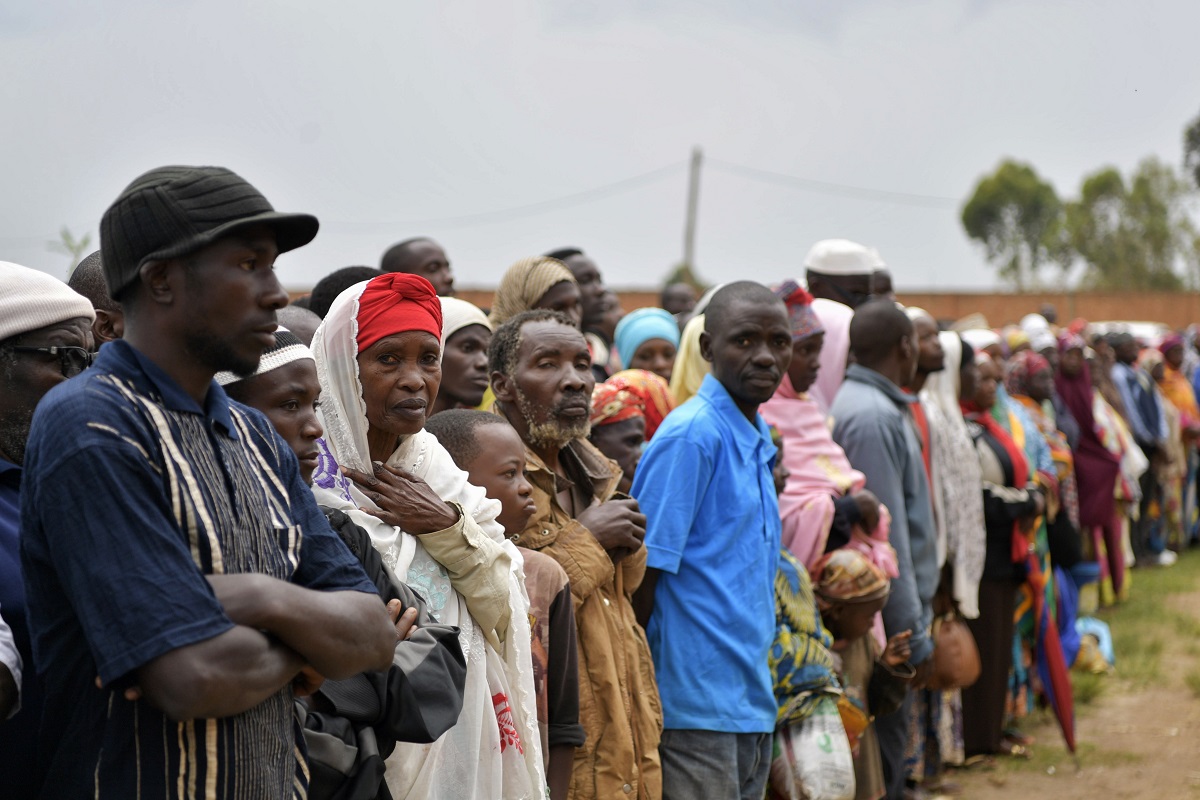 د. العيسى يشرف على برامج الرابطة لمكافحة العمى في أفريقيا.. ويزور مراكز الرعاية الاجتماعية في بوروندي