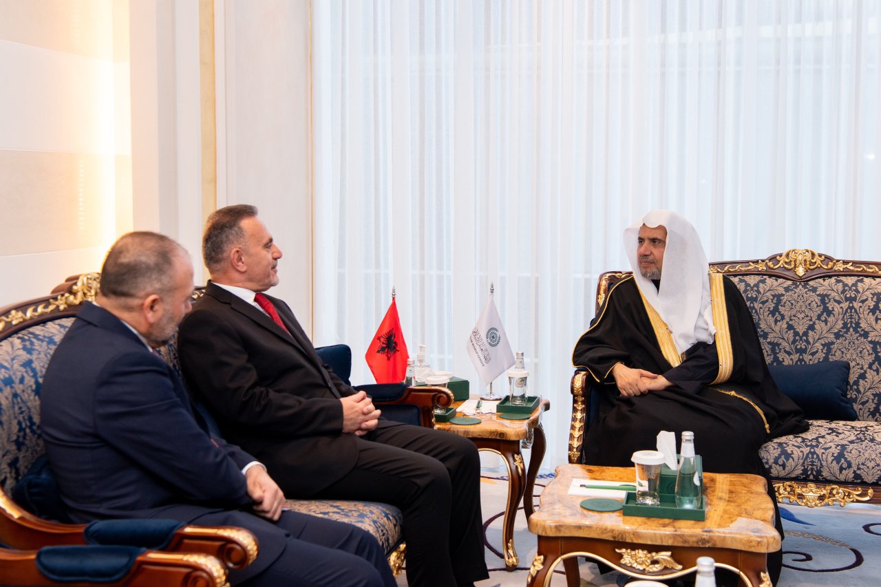 Le Secrétaire général, cheikh Mohammed Al-Issa a reçu à Riyad, l'Ambassadeur de la République d'Albanie auprès du Royaume d'Arabie Saoudite, M. Saimir Bala.
