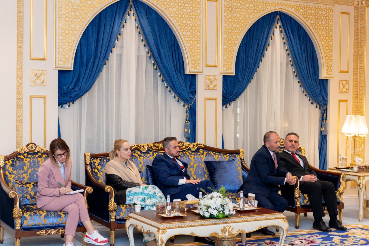 التقى معالي الأمين العام، رئيس هيئة علماء المسلمين، فضيلة الشيخ د. ⁧‫محمد العيسى‬⁩، في مقرِّ الرابطة الرئيس بمكة المكرمة، معاليَ وزير الداخلية الألباني، السيد تاولانت بالا