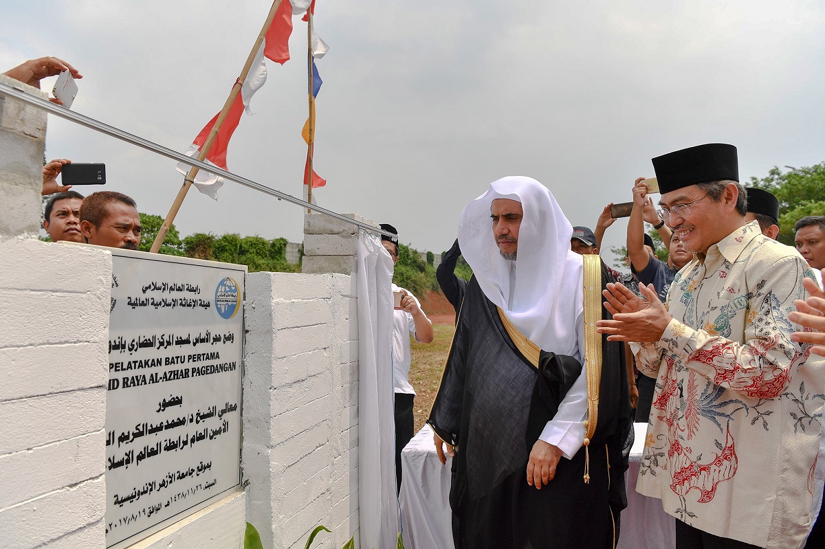 معالي الدكتور العيسى خلال وضع حجر الأساس للمركز الحضاري بإندونيسيا