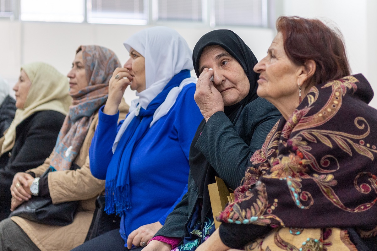 ذوو ضحايا مذبحة سربرينشا يبكون خلال زيارة معالي الدكتور العيسى للمقبرة