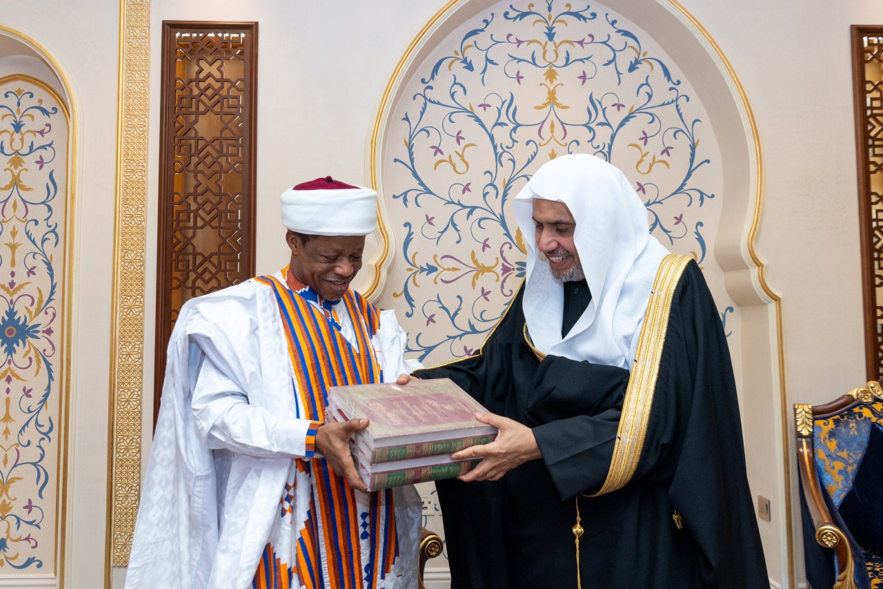 Saluant la Ligue islamique mondiale pour la création du Conseil des savants africains, ainsi que pour les initiatives et programmes de la Charte de La Mecque :