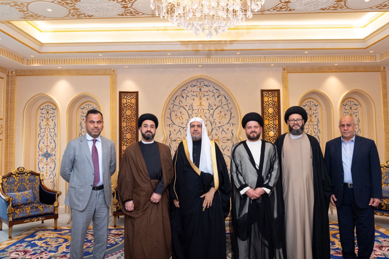 Au siège de la Ligue , cheikh Mohammed Al-Issa , a rencontré plusieurs universitaires de l'Institut Al-Khoei, dont cheikh Jawad Al-Khoei, cheikh Zaid Bahr Aluloom et cheikh Kareem