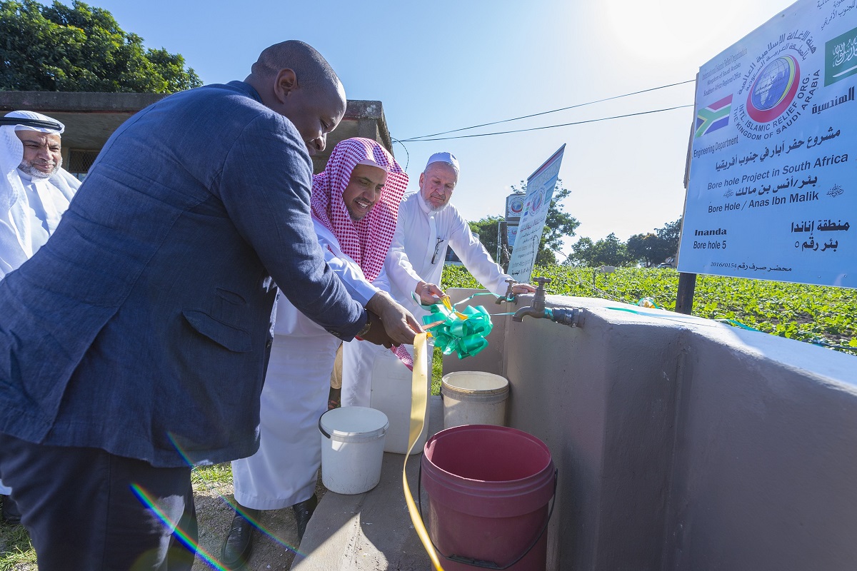 معالي الدكتور العيسى يفتتح مشروع الآبار الخيرية في جنوب آفريقيا