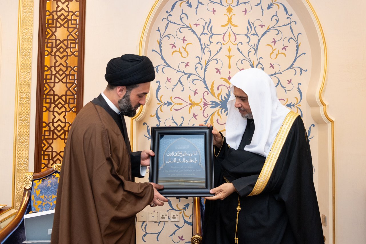 سیکرٹری جنرل رابطہ اور چیئرمین مسلم علماء کونسل عزت مآب شیخ ڈاکٹر محمد العيسى نے مکہ مکرمہ میں رابطہ کے مرکزی دفتر میں دار العلم امام خوئی سے منسلک متعدد شخصیات کا استقبال کیا