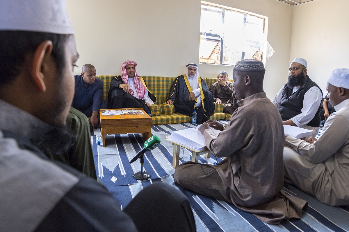 معالي الدكتور العيسى يستمع لتلاوة أحد طلاب المعاهد الإسلامية في جنوب آفريقيا