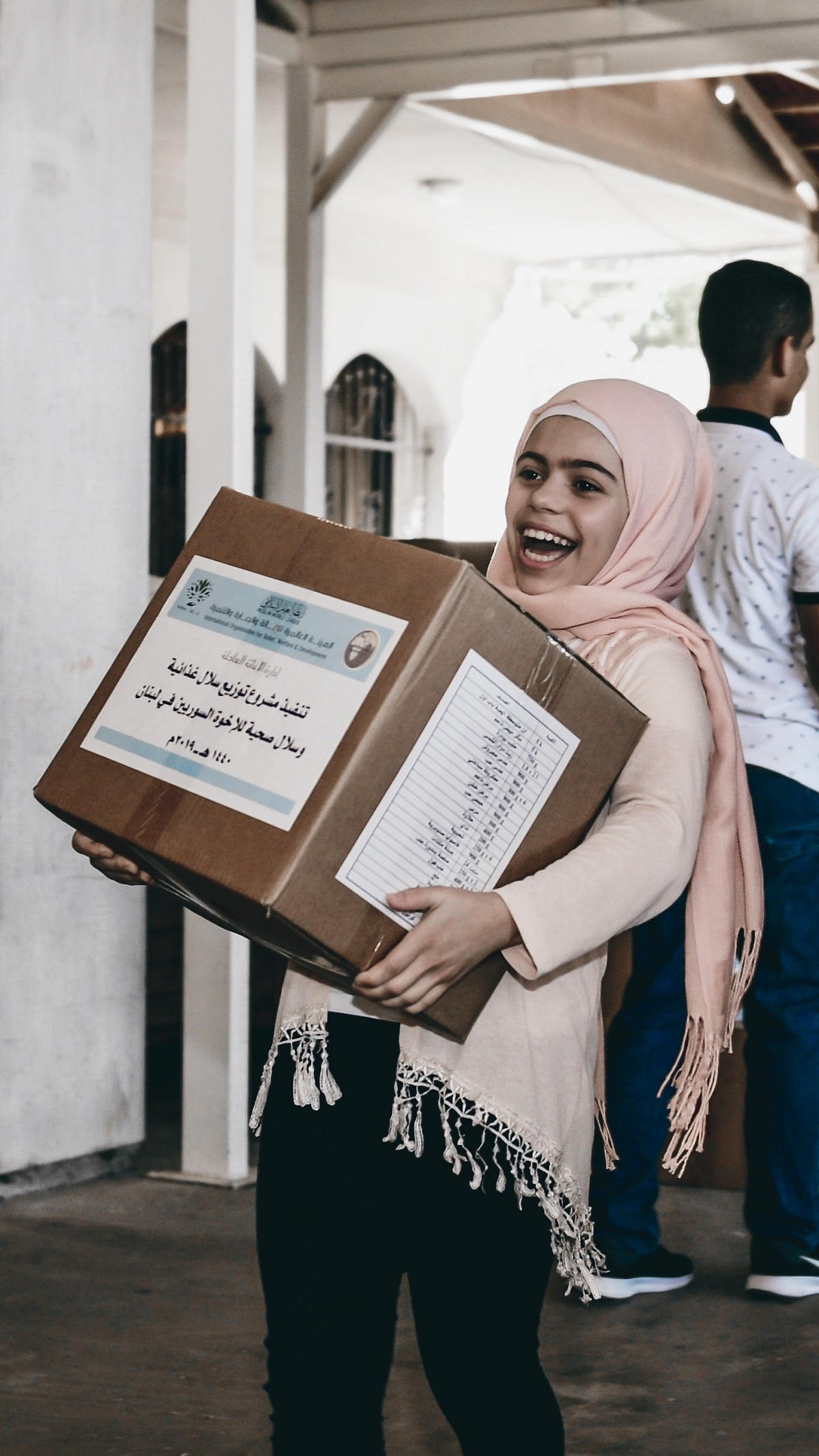 طفلة سورية في لبنان تغمرها السعادة لحصولها على مساعدات الرابطة