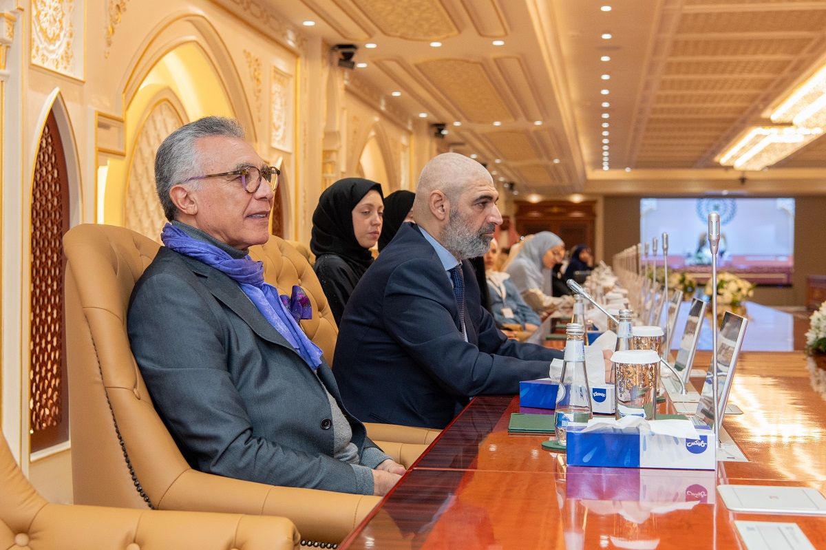 ظهر اليوم في لقاء معالي الأمين العام، رئيس هيئة علماء المسلمين، فضيلة الشيخ د.⁧‫محمد العيسى‬⁩، في مقر الرابطة بمكة المكرمة مع الوفد الطُّلابي من أبناء الأقليات المسلمة في الجامعات الأوروبية