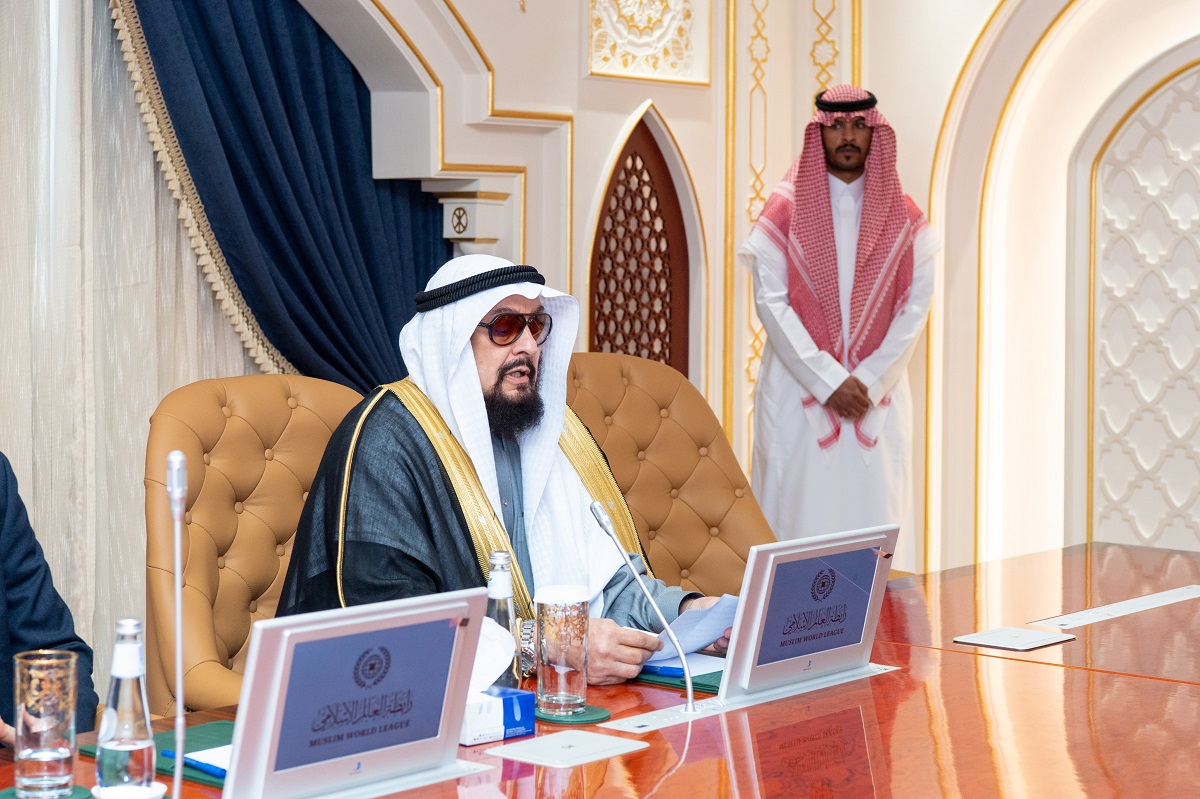 ظهر اليوم في لقاء معالي الأمين العام، رئيس هيئة علماء المسلمين، فضيلة الشيخ د.⁧‫محمد العيسى‬⁩، في مقر الرابطة بمكة المكرمة مع الوفد الطُّلابي من أبناء الأقليات المسلمة في الجامعات الأوروبية