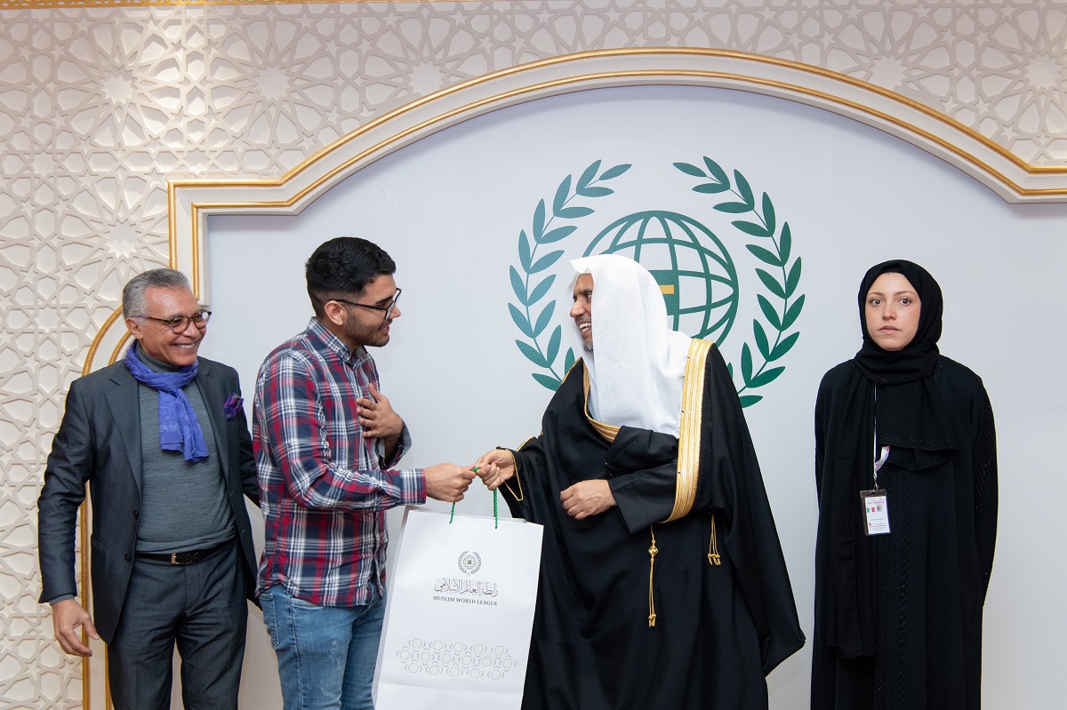 ظهر اليوم في لقاء معالي الأمين العام، في مقر الرابطة بمكة المكرمة مع الوفد الطُّلابي من أبناء الأقليات المسلمة في الجامعات الأوروبية