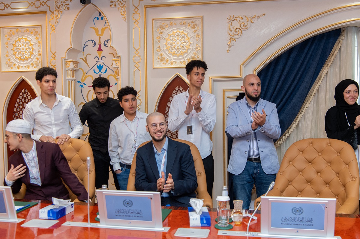 ظهر اليوم في لقاء معالي الأمين العام، في مقر الرابطة بمكة المكرمة مع الوفد الطُّلابي من أبناء الأقليات المسلمة في الجامعات الأوروبية