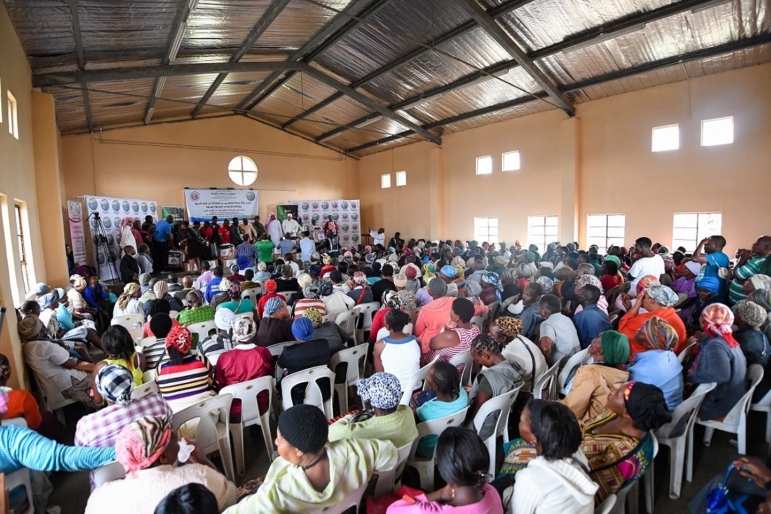 معالي الدكتور العيسى يشرف على توزيع مساعدات الرابطة للمستفيدين في جنوب آفريقيا