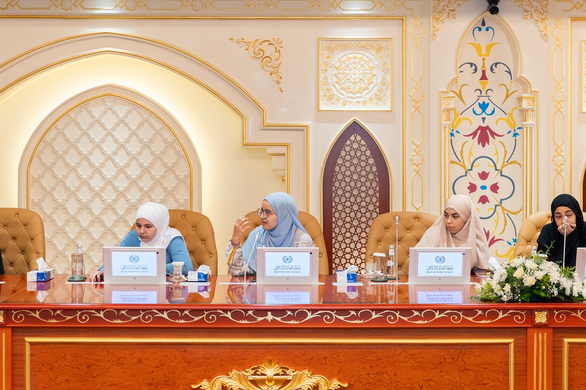 Le Secrétaire général, cheikh Mohammed Al-Issa, a reçu à La Mecque une délégation d’étudiants composée de membres des minorités musulmanes qui étudient dans les universités européennes.