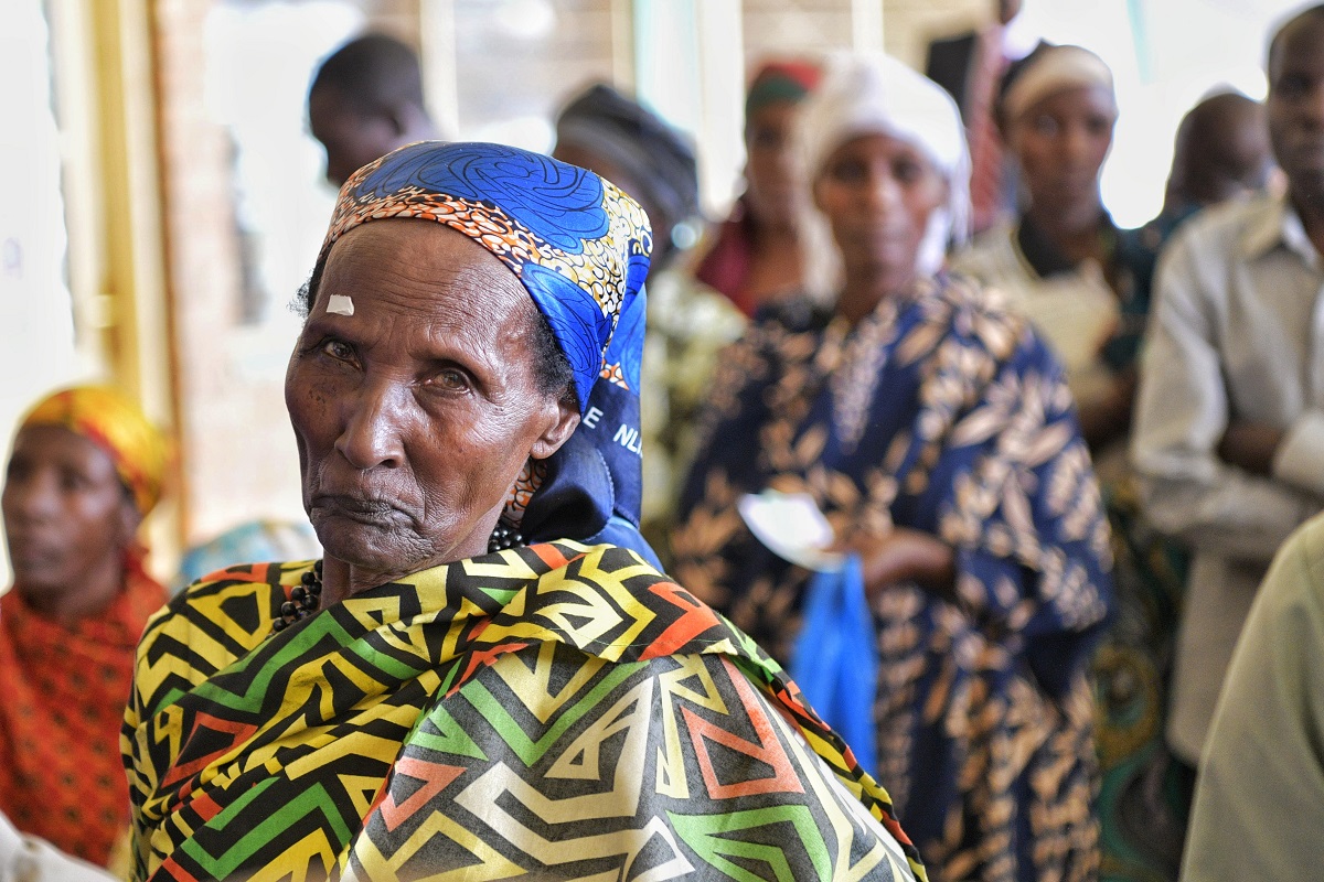 سيدات بوروندي ينتظرن دورهن في المركز الصحي