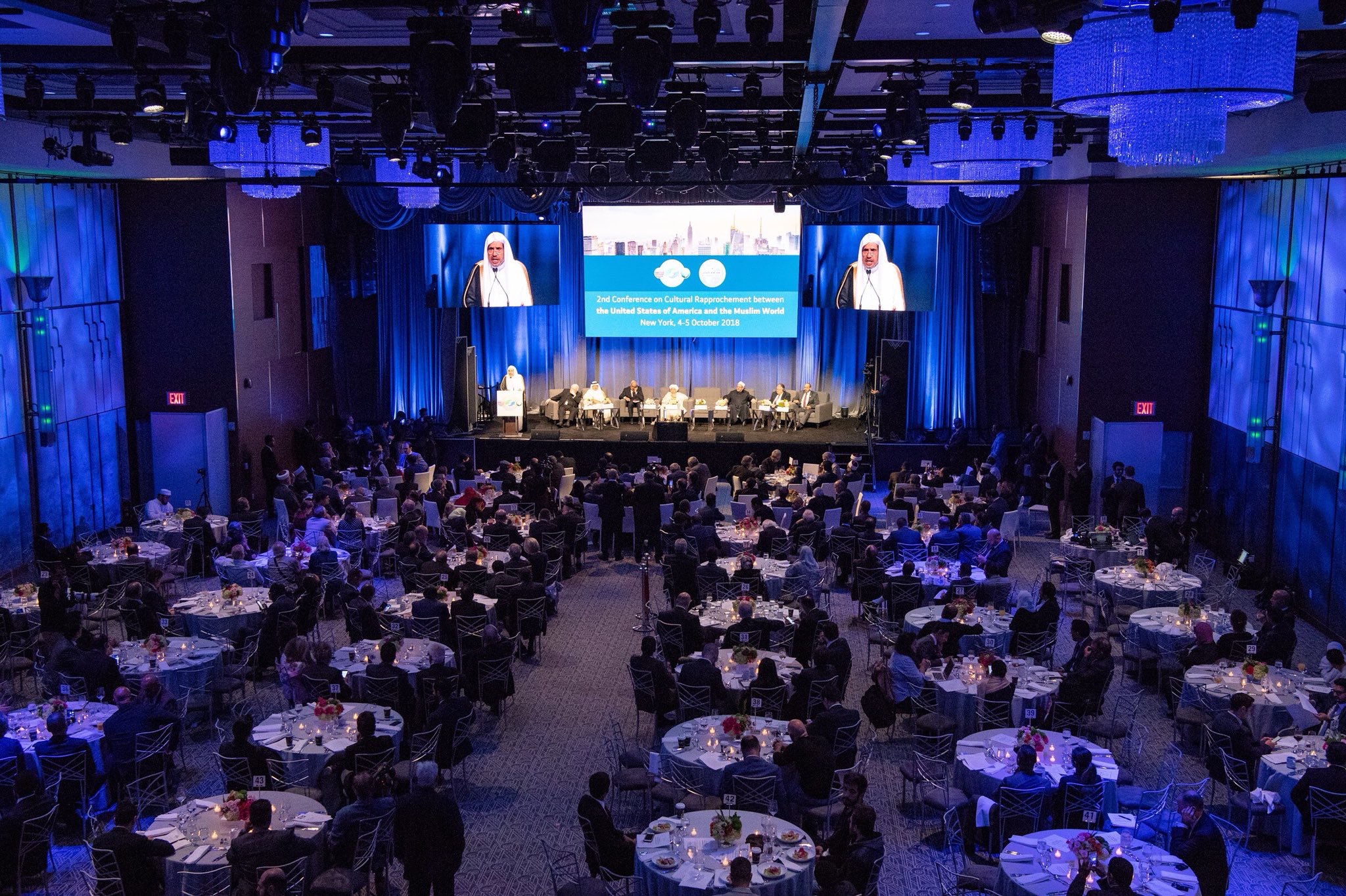 معالي الأمين العام لرابطة العالم الإسلامي الشيخ الدكتور ⁧محمد العيسى⁩ ملقياً كلمته الافتتاحية في مؤتمر: "التواصل الحضاري بين العالم الإسلامي والولايات المتحدة الأمريكية"