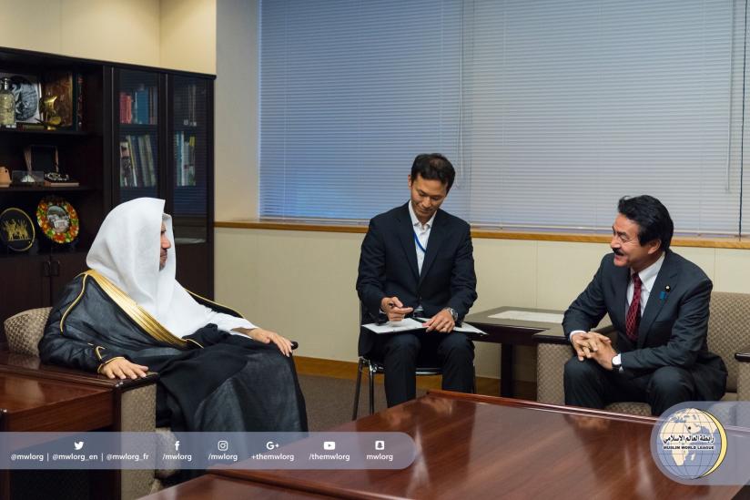 معالي الأمين العام ملتقياً نائب وزير الخارجية الياباني الذي نقل له تحيات وزير الخارجية الياباني المتواجد ساعة الزيارة خارج بلاده