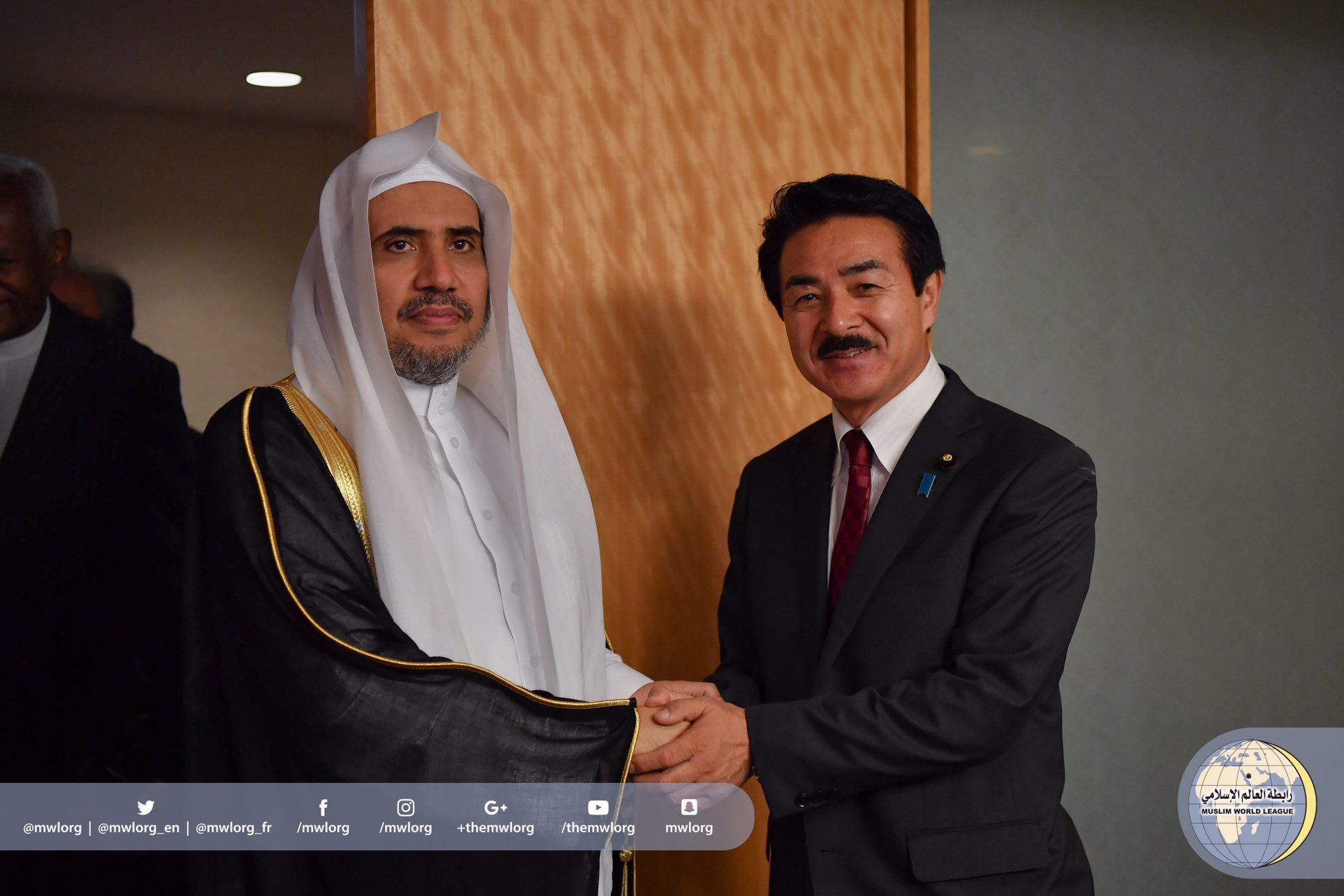 معالي الأمين العام ملتقياً نائب وزير الخارجية الياباني الذي نقل له تحيات وزير الخارجية الياباني المتواجد ساعة الزيارة خارج بلاده