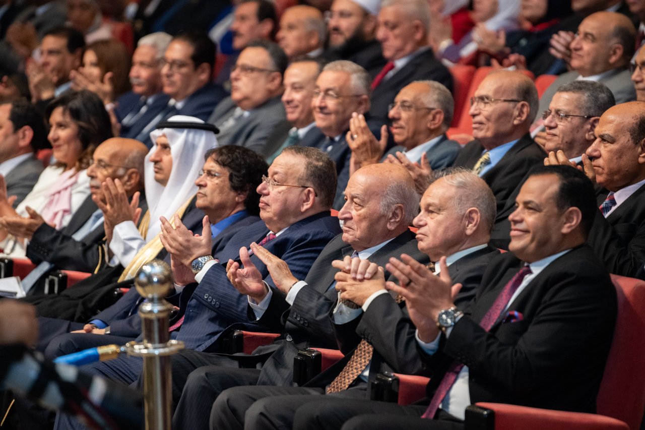 ‏معالي الأمين العام، الشيخ د.⁧‫محمد العيسى‬⁩ محاضِرًا في مكتبة الإسكندرية عن "الشرق والغرب"