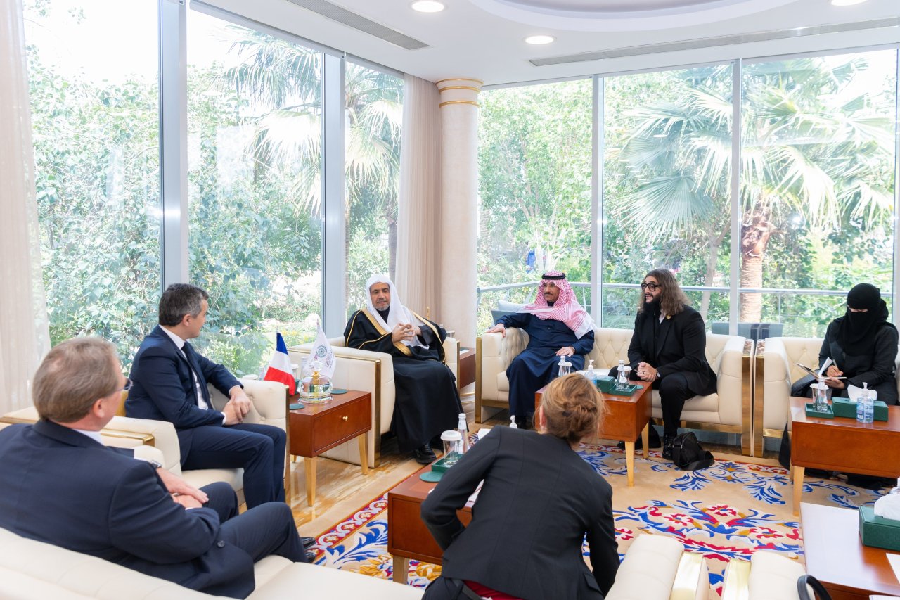 استقبل معالي الأمين العام، رئيس هيئة علماء المسلمين، فضيلة الشيخ د.⁧‫محمد العيسى‬⁩، في مقرِّ الرابطة الفرعي بالرياض معالي وزير الداخلية وأقاليم ما وراء البحار بجمهورية فرنسا، السيد جيرالد دارمانان