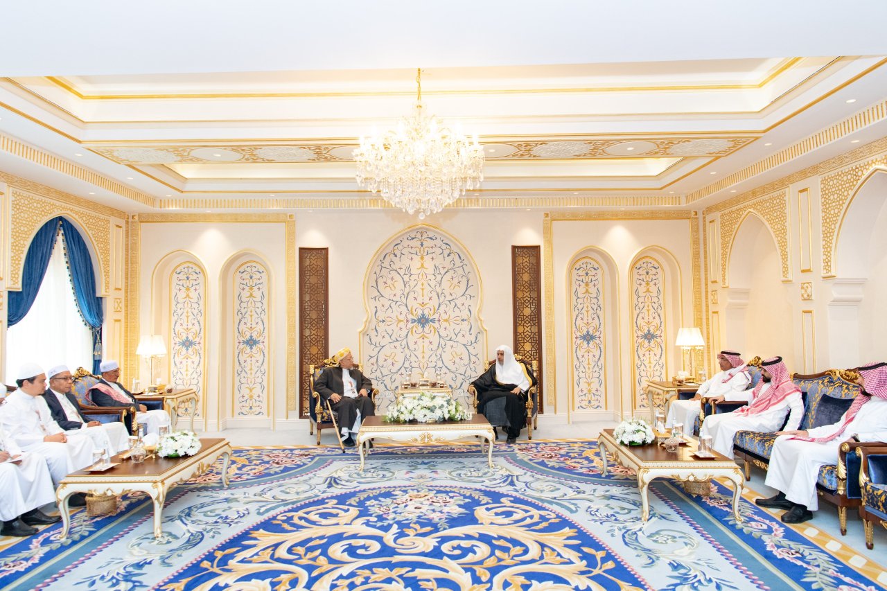 At the headquarters of the Muslim World League (MWL) in Makkah, His Excellency Sheikh Dr. Mohammed Alissa, Secretary-General of the MWL, welcomed a Thai delegation led by His Eminence Sheikhul Islam Arun