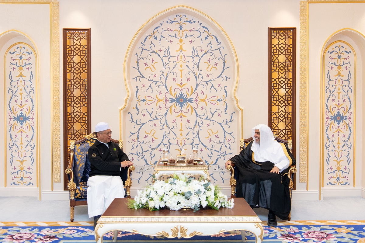 At the headquarters of the MWL in Makkah, His Excellency Sheikh Dr. Mohammed Al-Issa, Secretary-General of the MWL , welcomed His Excellency Dr. Muhammad Naim bin Mokhtar