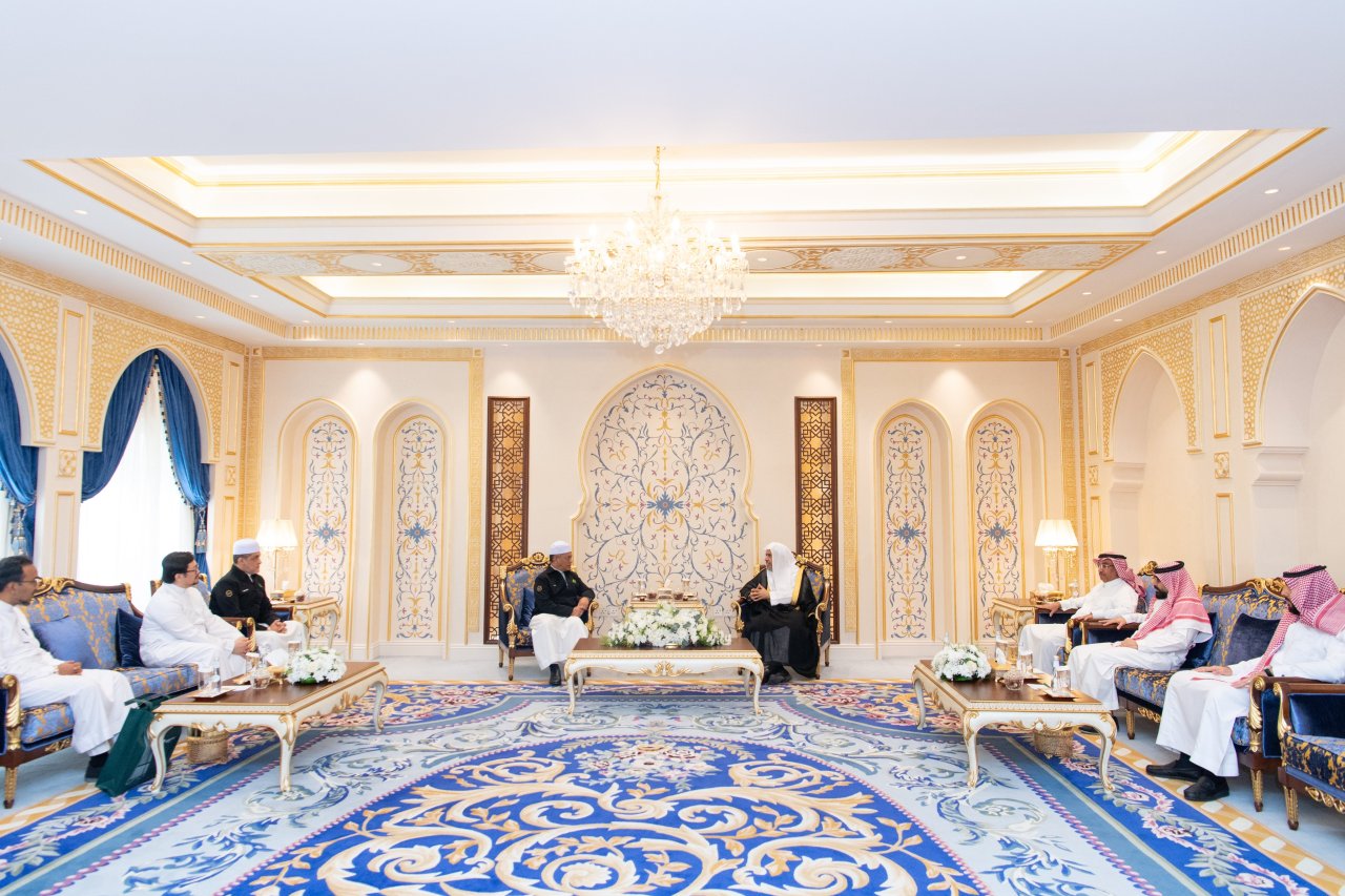 At the headquarters of the MWL in Makkah, His Excellency Sheikh Dr. Mohammed Al-Issa, Secretary-General of the MWL , welcomed His Excellency Dr. Muhammad Naim bin Mokhtar