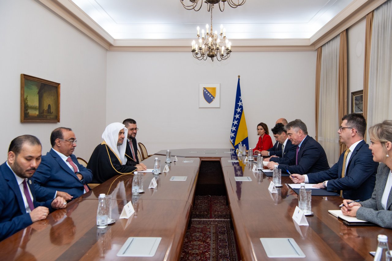 Le Secrétaire général arrive en Bosnie afin de participer au lancement de la première conférence régionale réunissant les forces politiques, les responsables religieux et les responsables des institutions civiles dans toute leur diversité :
