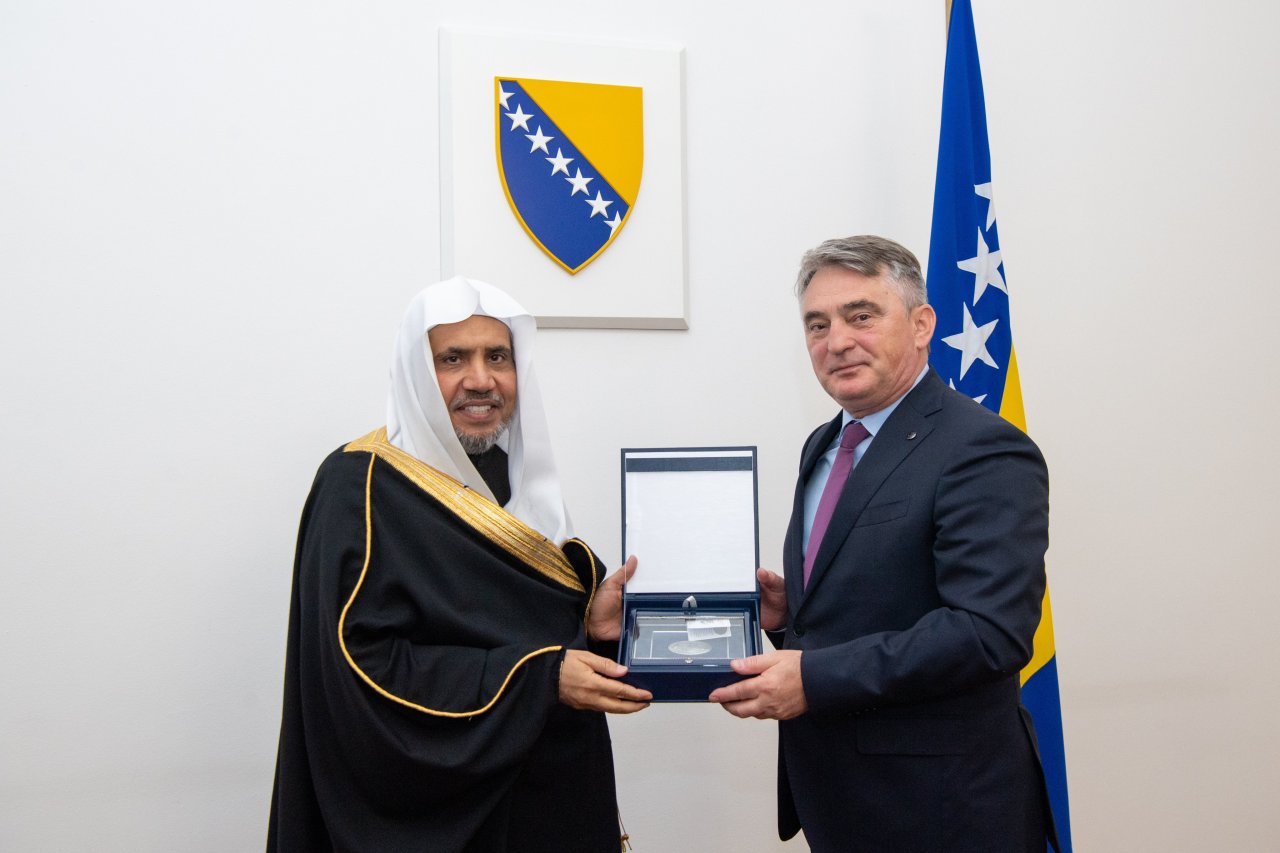 Le Secrétaire général arrive en Bosnie afin de participer au lancement de la première conférence régionale réunissant les forces politiques, les responsables religieux et les responsables des institutions civiles dans toute leur diversité :