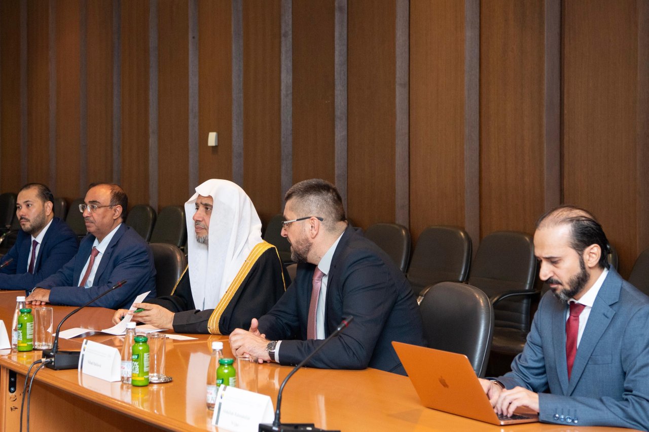 Le Secrétaire général, président de l'Organisation des savants musulmans, cheikh Mohammed Al-Issa, a rencontré au siège du Parlement dans la capitale Sarajevo