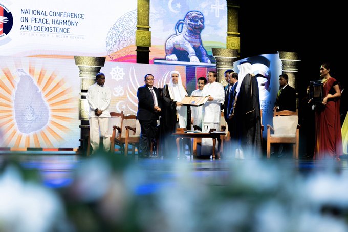 Président sri lankais remet au D.Mohammad Alissa la haute décoration de la République pour ses efforts dans la promotion de la paix entre les adeptes des religions