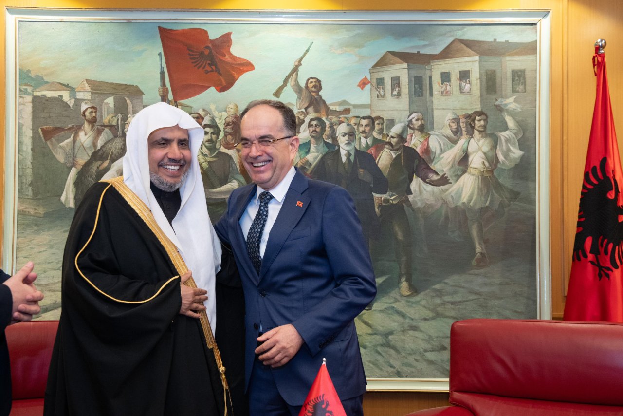 فخامة رئيس جمهورية ألبانيا، السيد بايرم بيقاي، يستقبل معالي الأمين العام فضيلة الشيخ د. ⁧‫محمد العيسى‬⁩ في القصر الرئاسي بالعاصمة "تيرانا"، ويَمنحه أعلى أوسمة الجمهورية