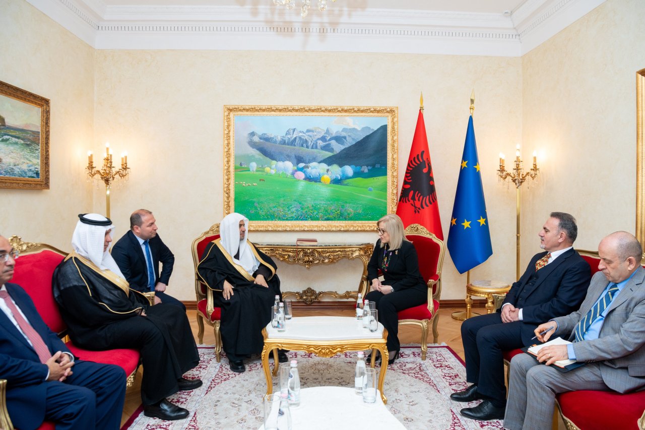 سیکرٹری جنرل رابطہ اور چیئرمین مسلم علماء کونسل عزت مآب شیخ ڈاکٹر محمد العیسی نے دار الحکومت تیرانا میں پارلیمنٹ ہاؤس میں البانیہ کی پارلیمنٹ کی اسپیکر محترمہ لنڈیتا نکولا سے ملاقات کی ۔