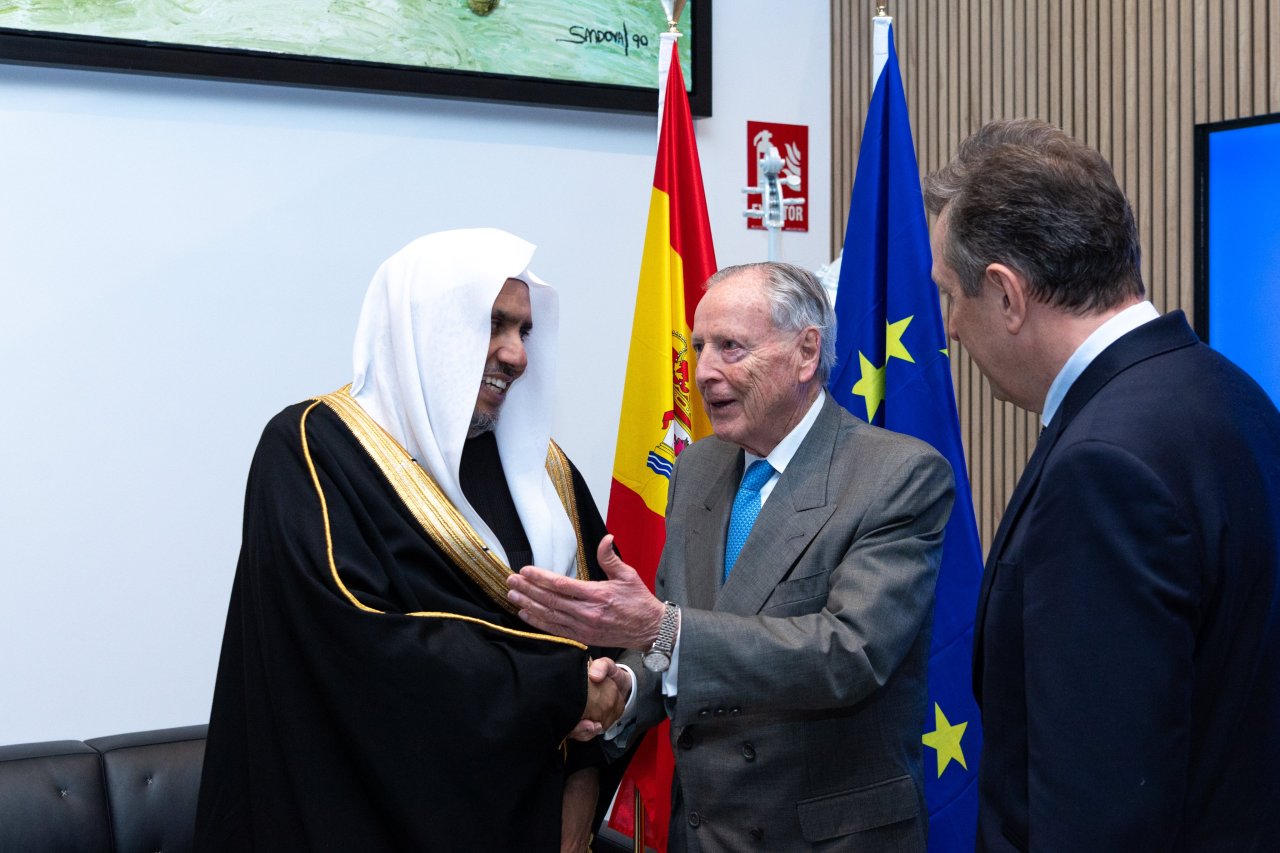 ‏استضافت الجمعية الدولية للحقوقيين بمدريد معالي الأمين العام، الشيخ د.⁧‫محمد العيسى‬⁩، لإلقاء محاضرة، بعنوان "الأديان من أجل السلام"