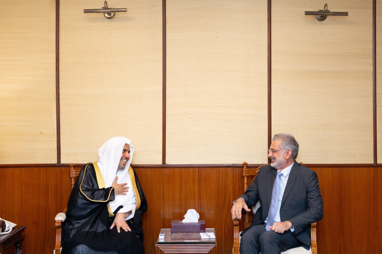 رئيس المحكمة العليا في جمهورية باكستان الإسلامية، السيد فايز عيسى، يستقبل في مكتبه بالعاصمة إسلام آباد، الأمين العام، رئيس هيئة علماء المسلمين، فضيلة الشيخ د.⁧‫محمد العيسى