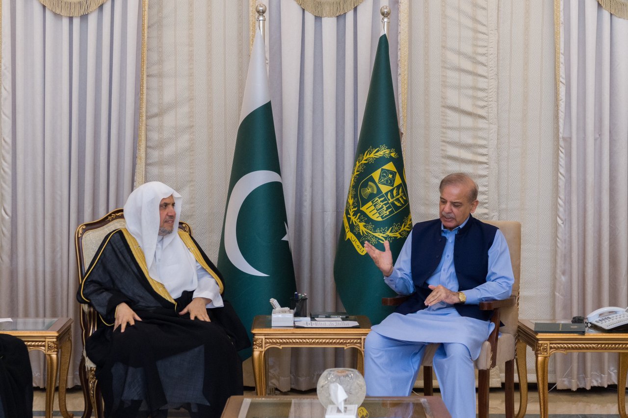 وزیر اعظم پاکستان جناب محمد شہباز شریف نے آج دار الحکومت اسلام آباد میں اپنے دفتر میں سیکرٹری جنرل رابطہ اور چیئرمین مسلم علماء کونسل عزت مآب شیخ ڈاکٹر محمد العیسی کا استقبال کیا۔