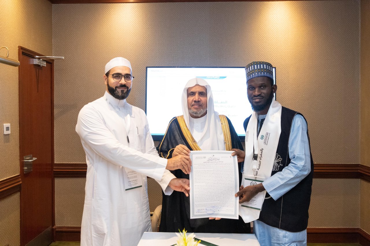أكبر احتفالية قرآنيةٍ على المستوى الأفريقي الأمين العام لرابطة العالم الإسلامي يُكرِّم الفائزين في مسابقة النُّخبة للقراءات العشر