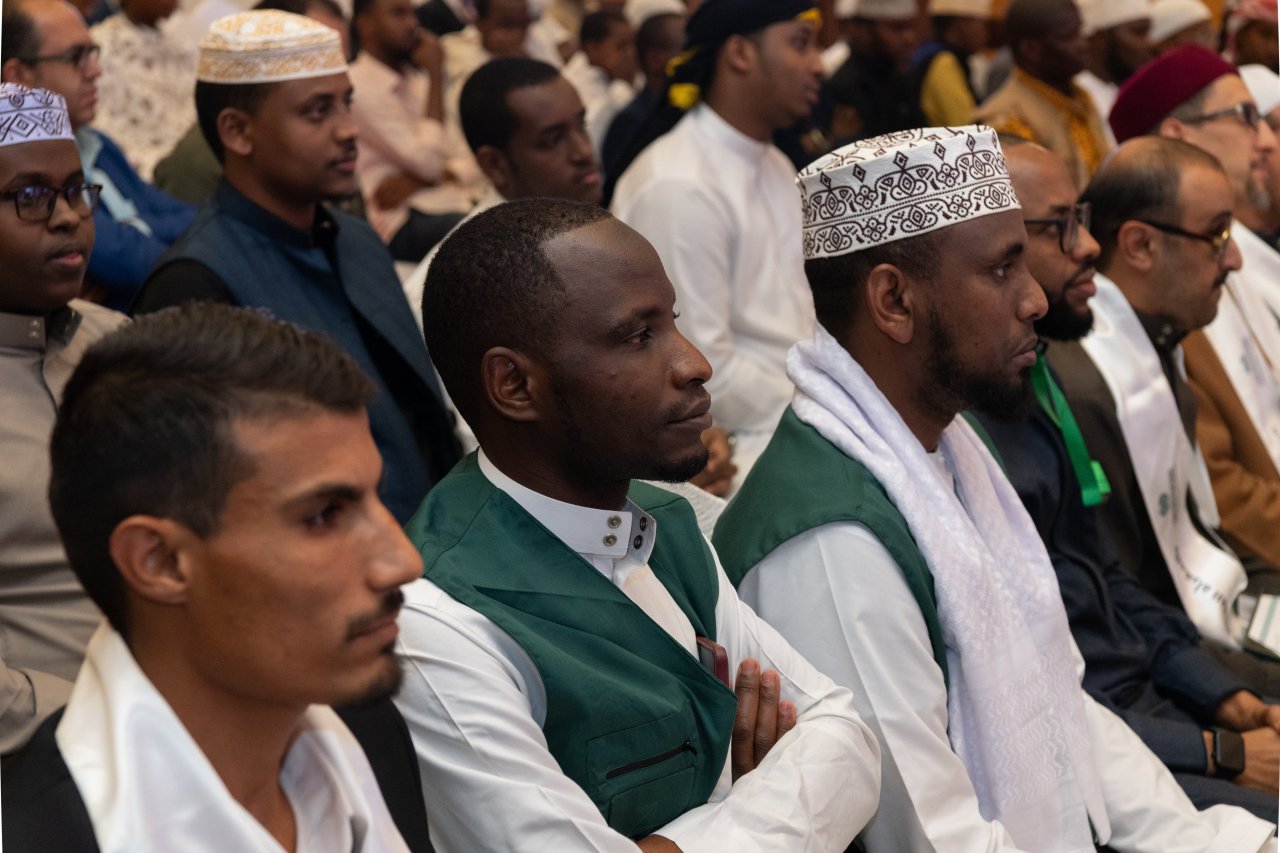 Lors de la plus grande célébration coranique jamais vue en Afrique, avec la participation massive de mémorisateurs du Coran des dix lectures à travers le monde, en présence des savants africains :