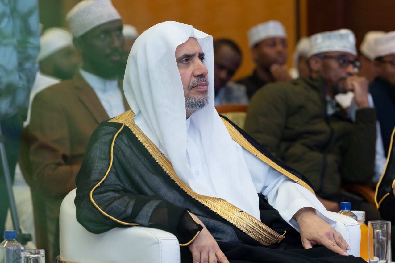 سیکرٹری جنرل رابطہ  اور چیئرمین مسلم علماء کونسل، عزت مآب شیخ ڈاکٹر محمد العیسی نے عالمی مقابلہ "مسابقہ النخبة للقراءات العشر" میں کامیاب ہونے والوں کو انعام سے نوازا