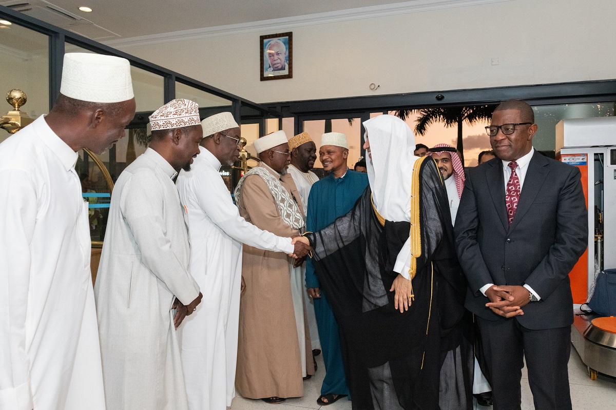 Le Secrétaire Général, cheikh Mohammed Al-Issa, à la tête d'une délégation de la  Ligueislamiquemondiale, arrive à Dar es Salaam, en Tanzanie