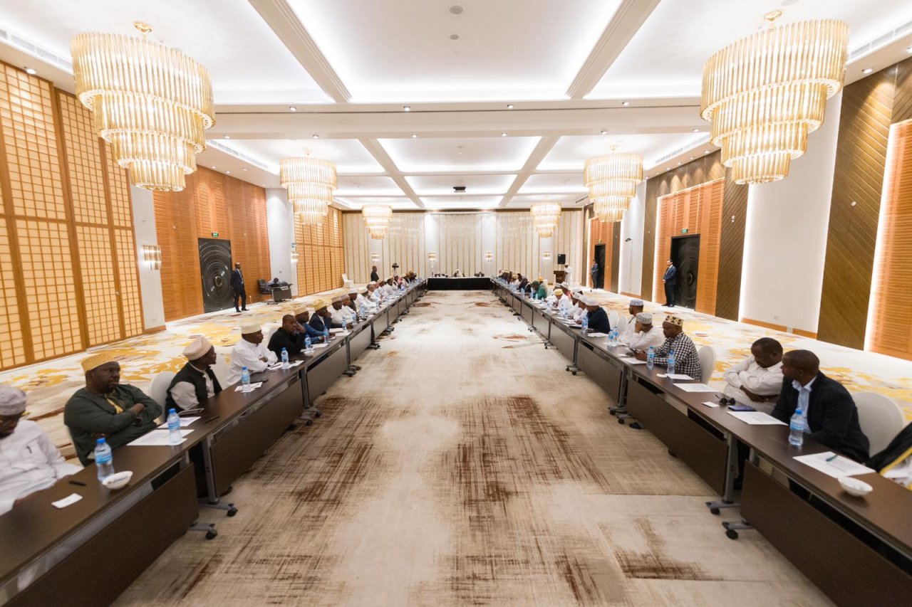 Today, the city of Dar es Salaam hosted a scholarly meeting: Members of the Council of Senior Scholars of the United Republic of Tanzania, led by His Eminence Sheikh Abubakr Zubeir, Grand Imam of Tanzania, welcomed His Excellency Sheikh Dr.Mohammed Alissa