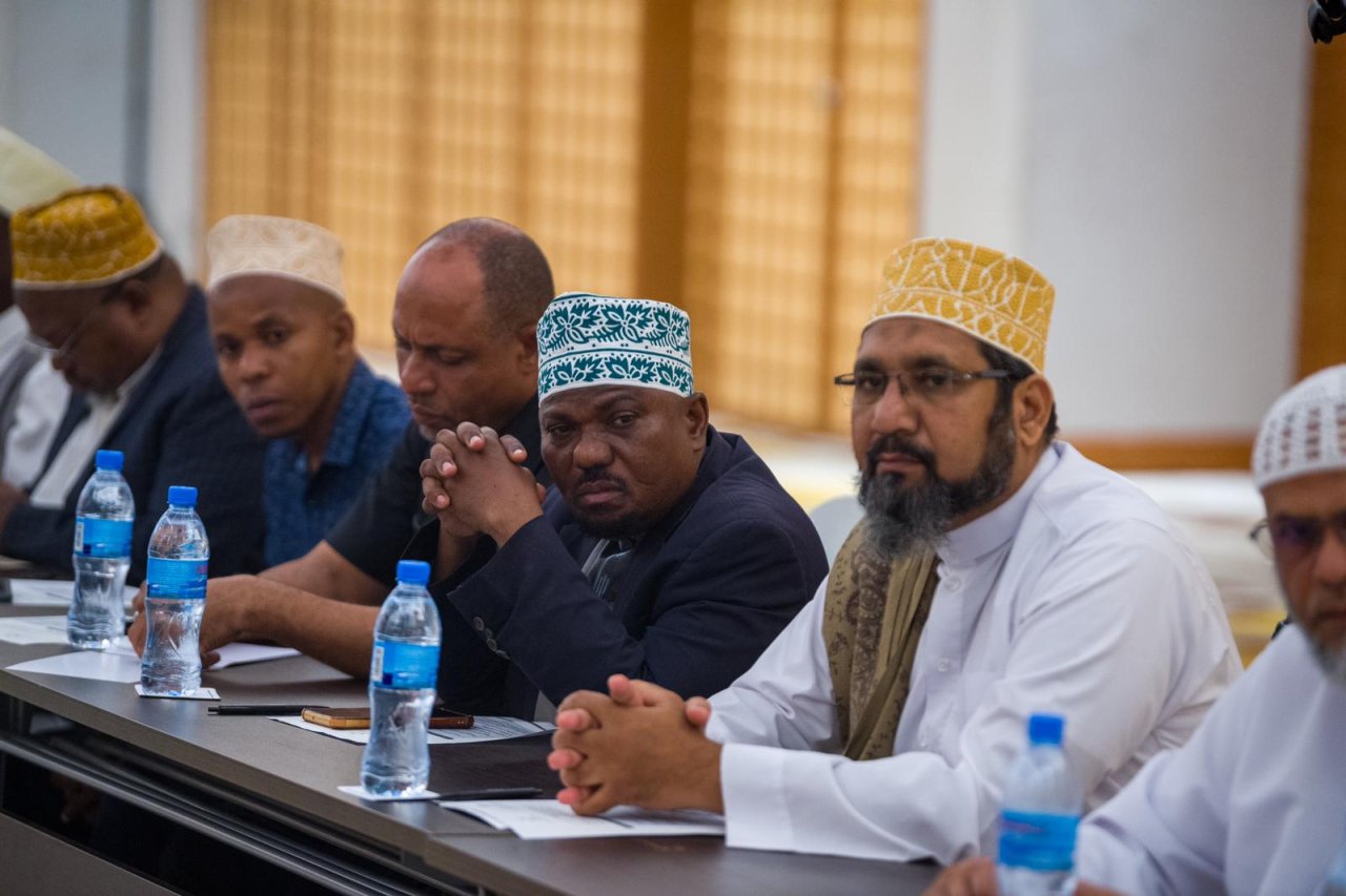 Today, the city of Dar es Salaam hosted a scholarly meeting: Members of the Council of Senior Scholars of the United Republic of Tanzania, led by His Eminence Sheikh Abubakr Zubeir, Grand Imam of Tanzania, welcomed His Excellency Sheikh Dr.Mohammed Alissa